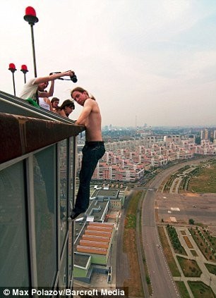 Polazov cho biết, rất nhiều bạn trẻ cũng đang bắt đầu trải nghiệm niềm đam mê mới đầy rẫy rủi ro này trên các tòa nhà hay chinh phục các đỉnh cao ở Nga.